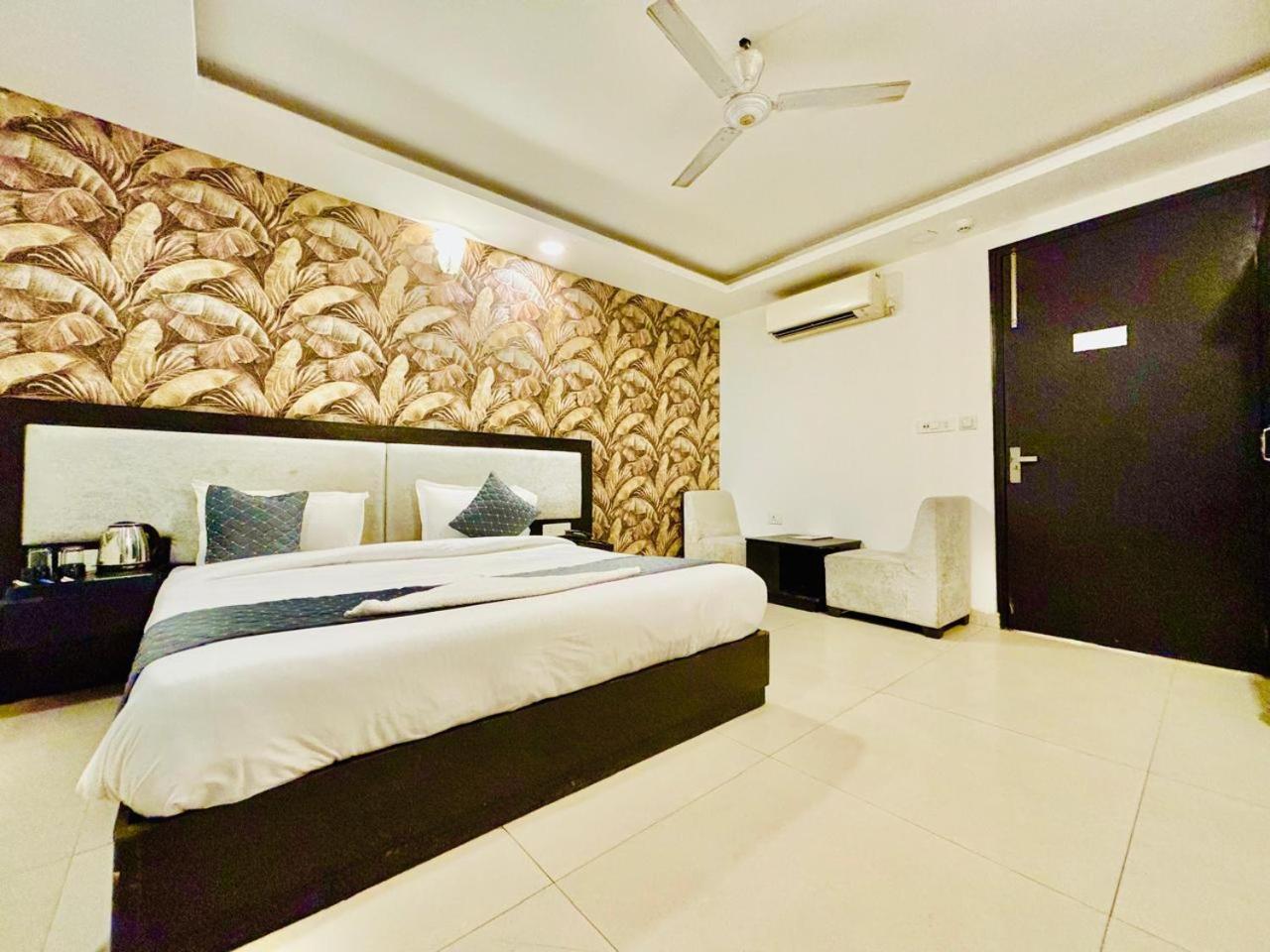 The Bellwood Suites Near Igi Airport 뉴델리 외부 사진