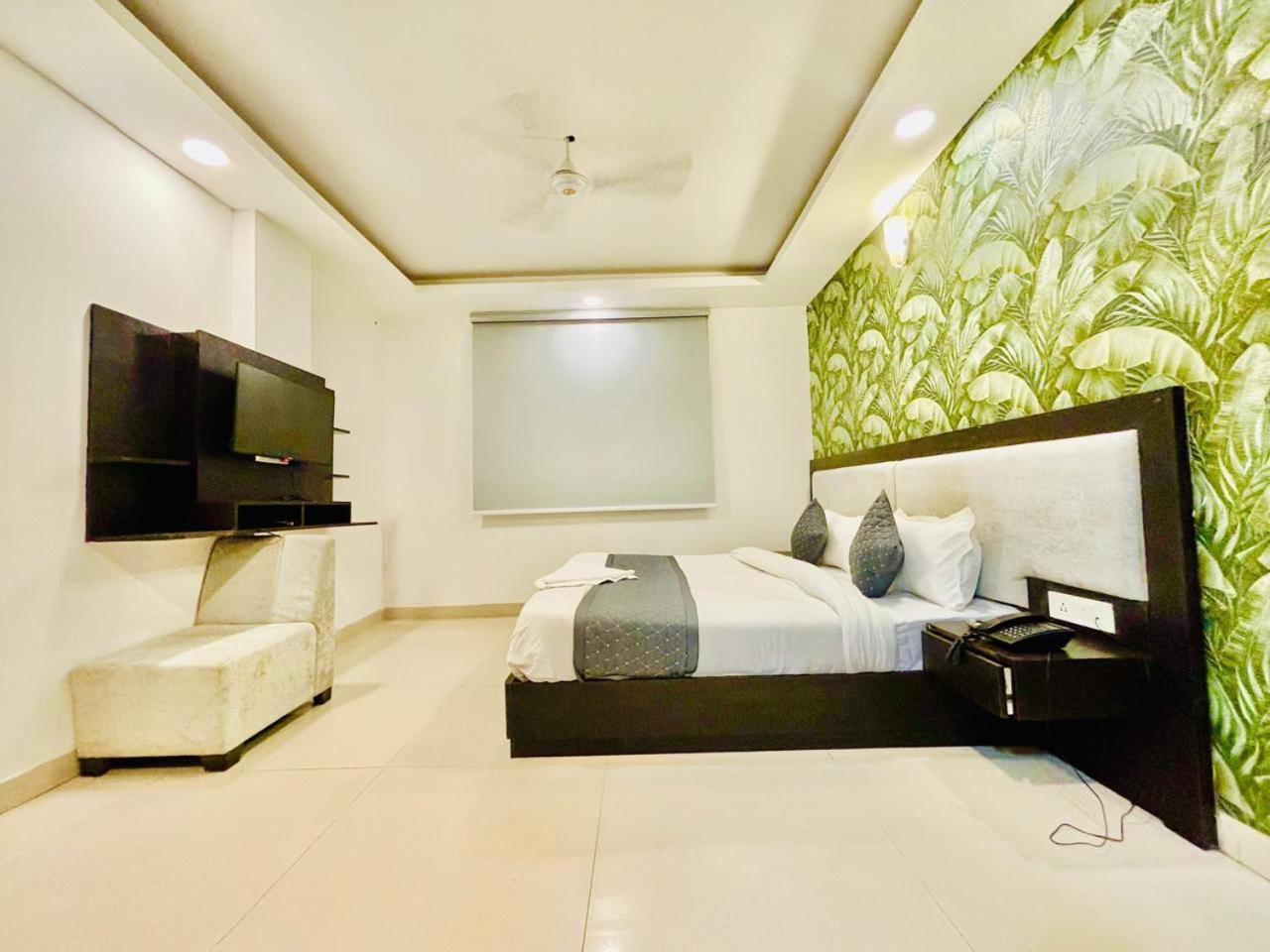 The Bellwood Suites Near Igi Airport 뉴델리 외부 사진