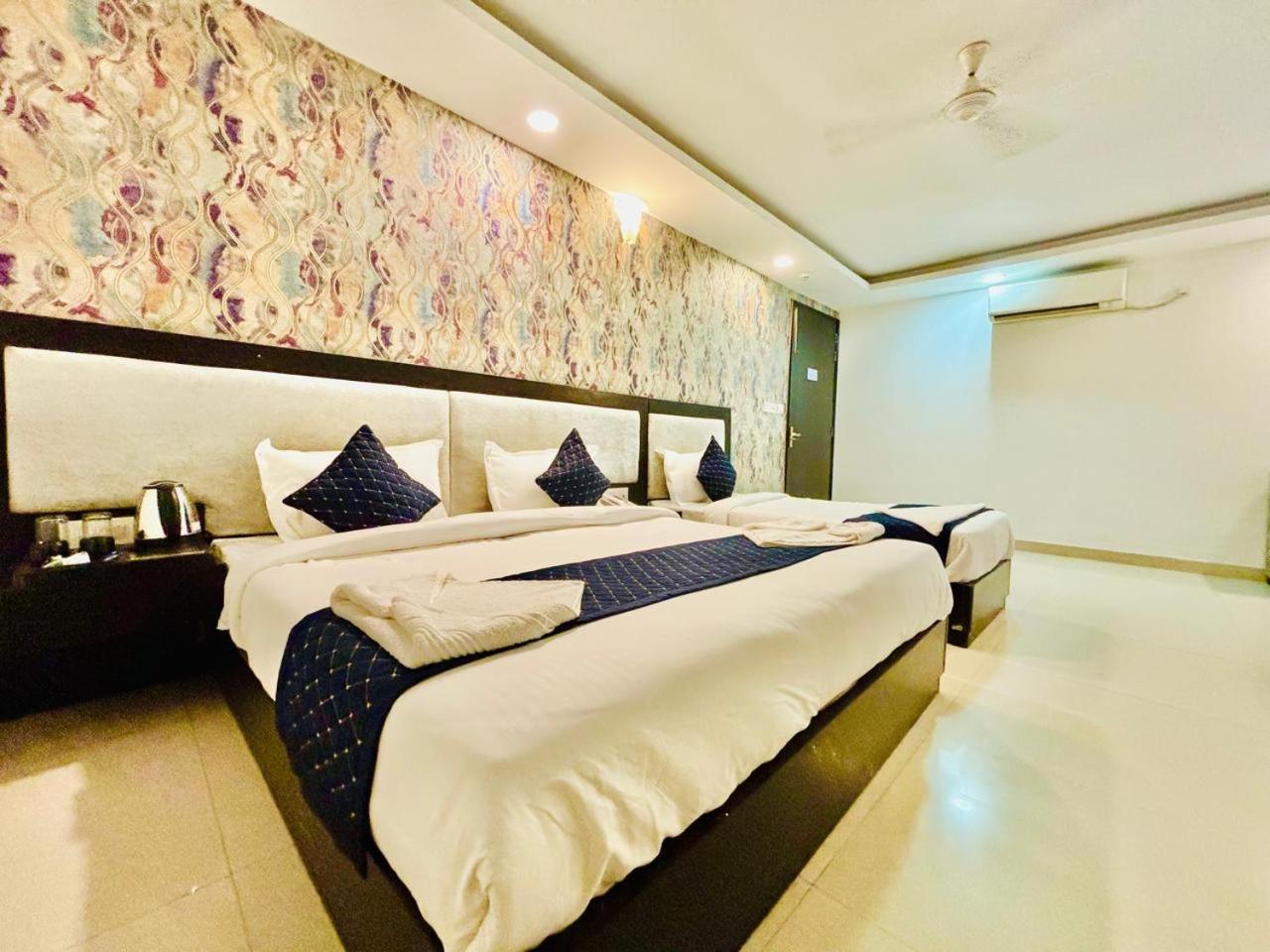 The Bellwood Suites Near Igi Airport 뉴델리 외부 사진